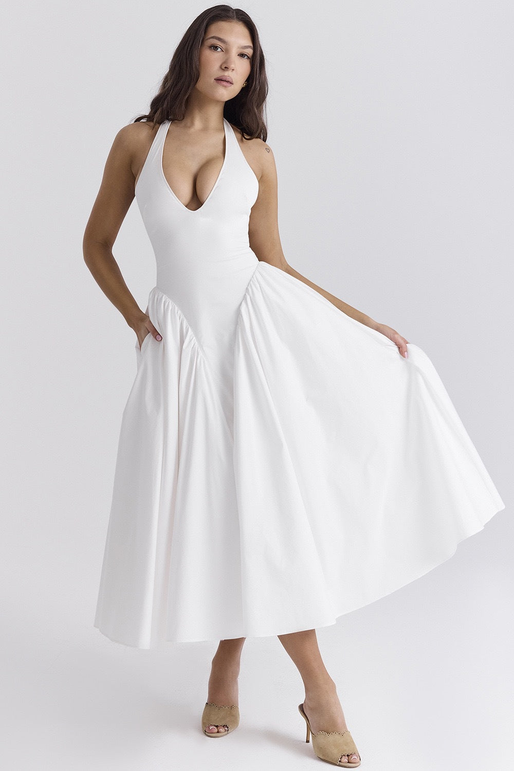 Witte katoenen halter midi-zonnejurk