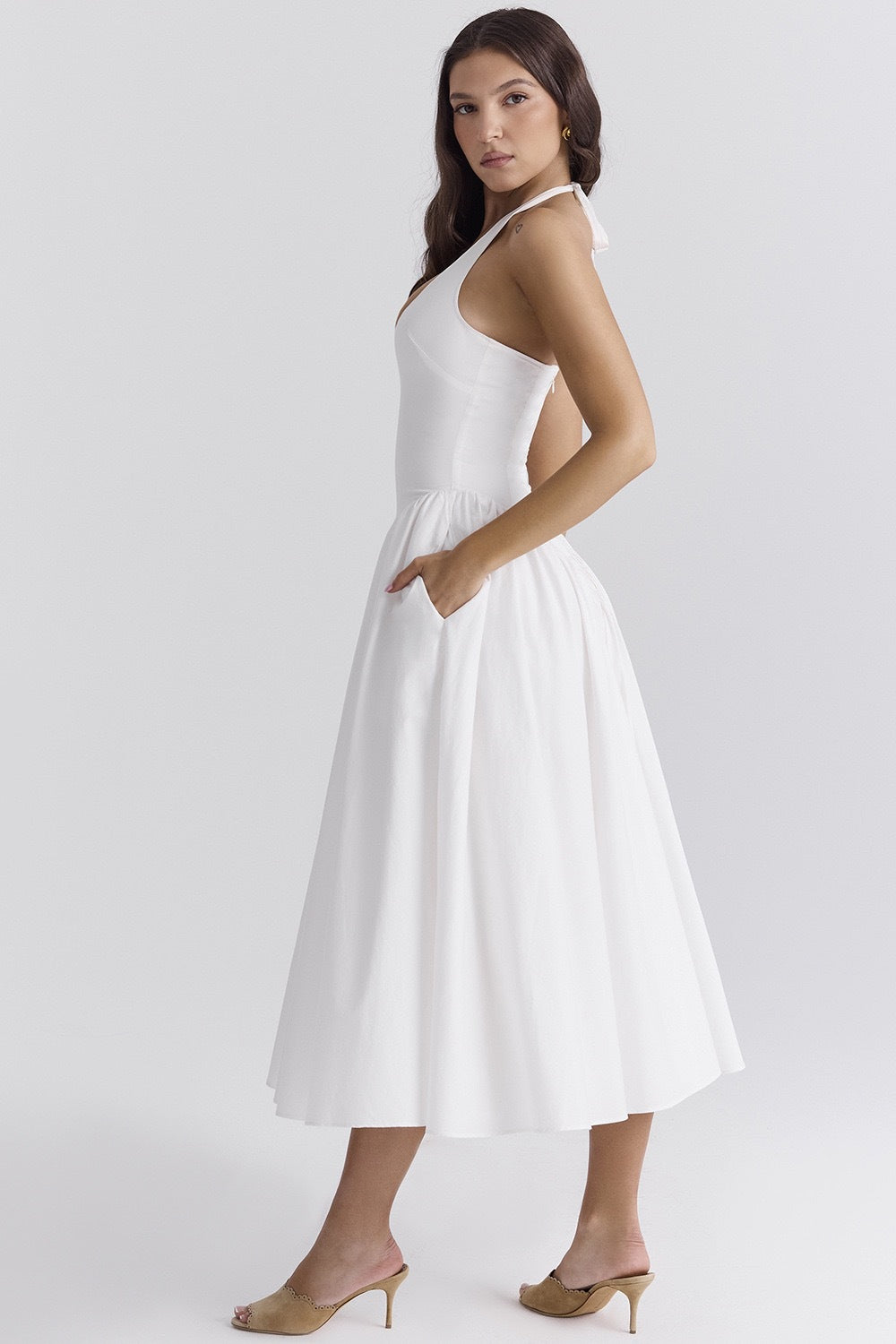 Witte katoenen halter midi-zonnejurk